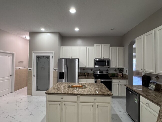 Foto del edificio - Large Renovated Home in Oakleaf Plantation