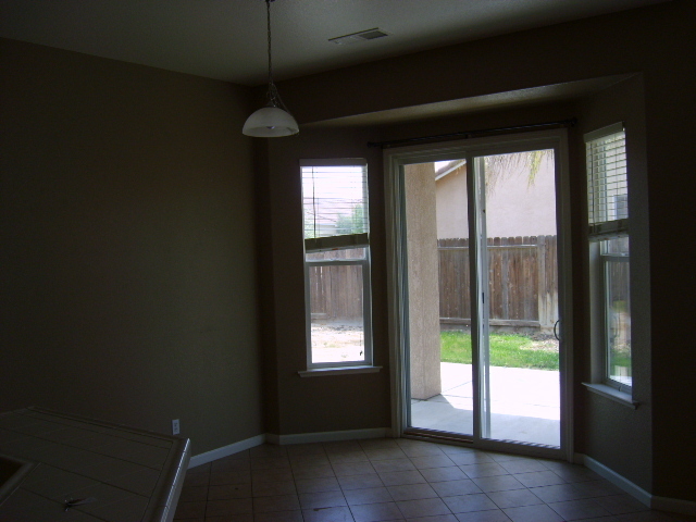 Building Photo - 4 Bedroom 2 Bath Home on Lemoore Golf Course