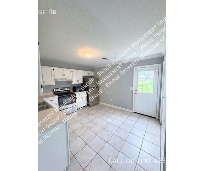 Foto del edificio - 3455 Hedge Drive Northeast