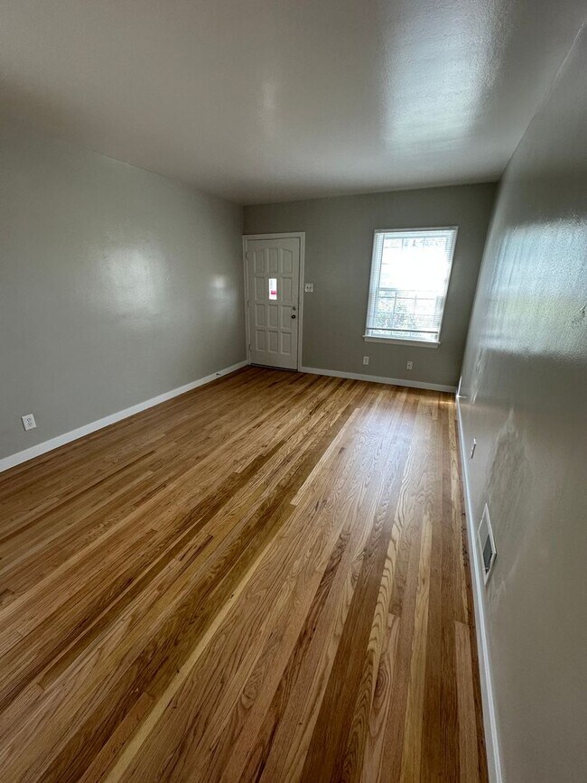 Building Photo - 2 BEDROOM, 1 BATHROOM APARTMENT