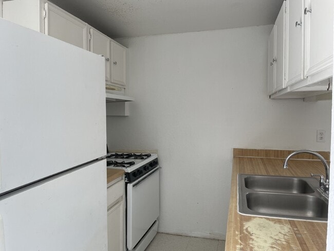Building Photo - 8153 Saint Andrew AptC