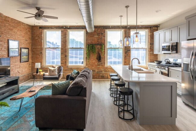 Building Photo - 1906 Elm St