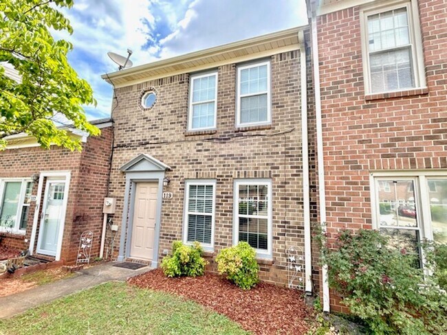 Building Photo - Beautiful Townhome in the Heart of Madison! MOVE IN SPECIAL!