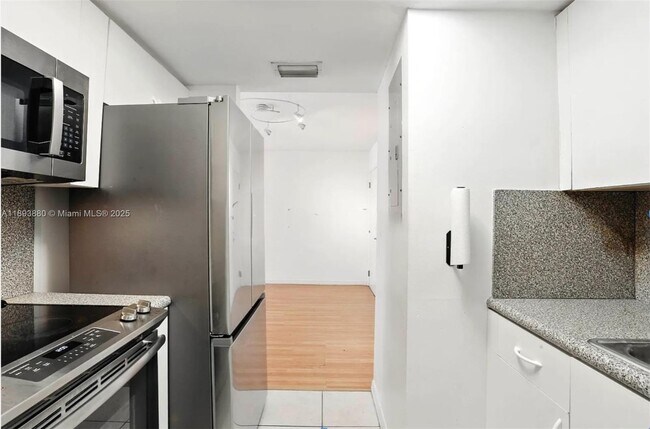 Building Photo - 2415 NW 16th St Rd