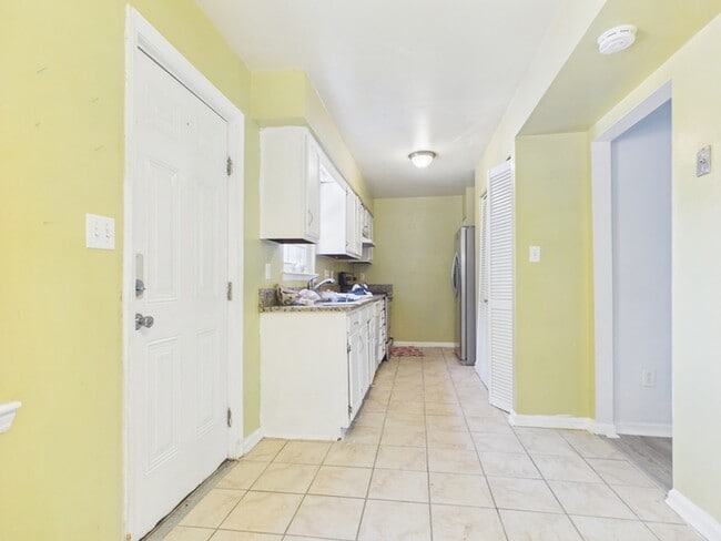 Building Photo - 8811 Hunter Ridge Dr