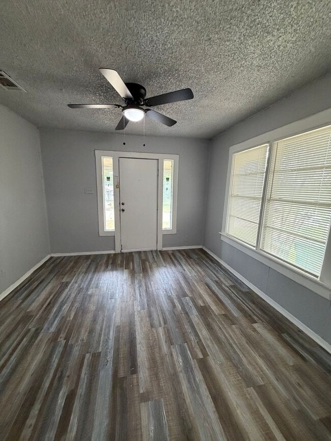 Building Photo - Charming 2 Bedroom Home for Rent in Como – Fort Worth, TX 76107