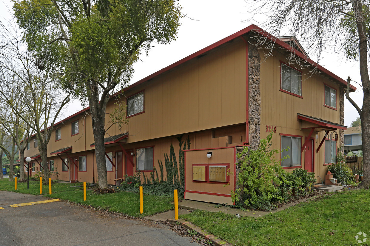 Primary Photo - Blue Ridge Circle Apartments