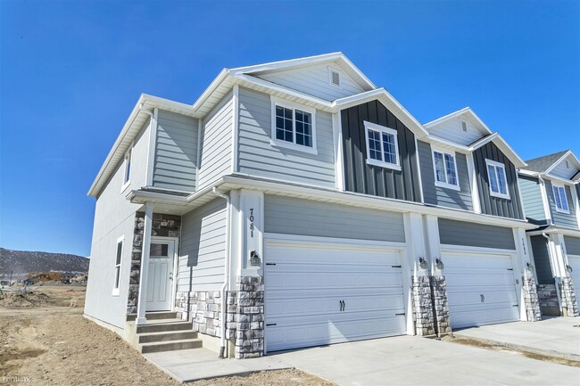 Building Photo - 4 br, 3 bath Townhome - 7081 North Silver ...