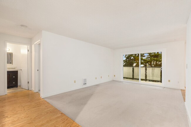 Building Photo - Updated Magnolia 1 Bedroom Condo Water/Sew...