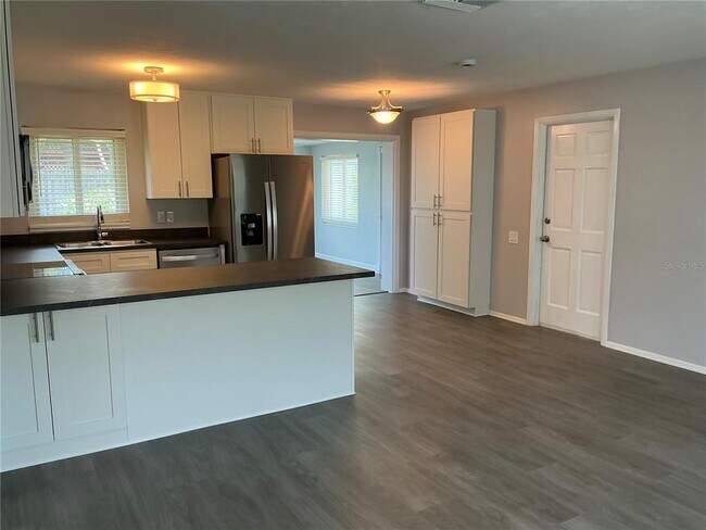 Building Photo - 10888 Temple Ave