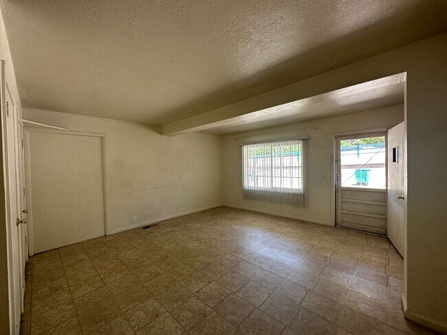 Building Photo - Centrally located 2-bedroom 1 bathroom dup...