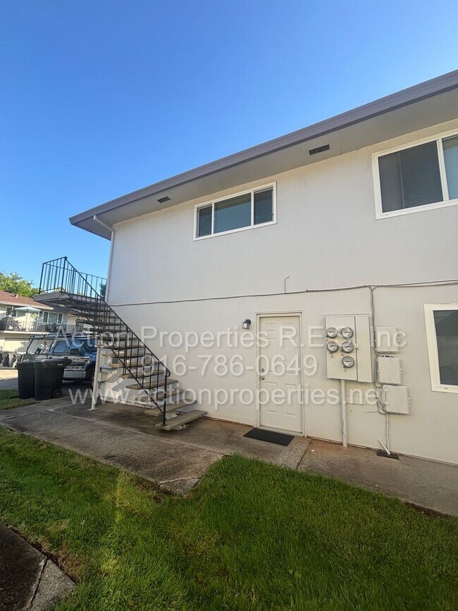 Building Photo - Central Roseville: 2 Bedroom 1 Bathroom Single Level, Large Living Room Central Heat and Air Upda...