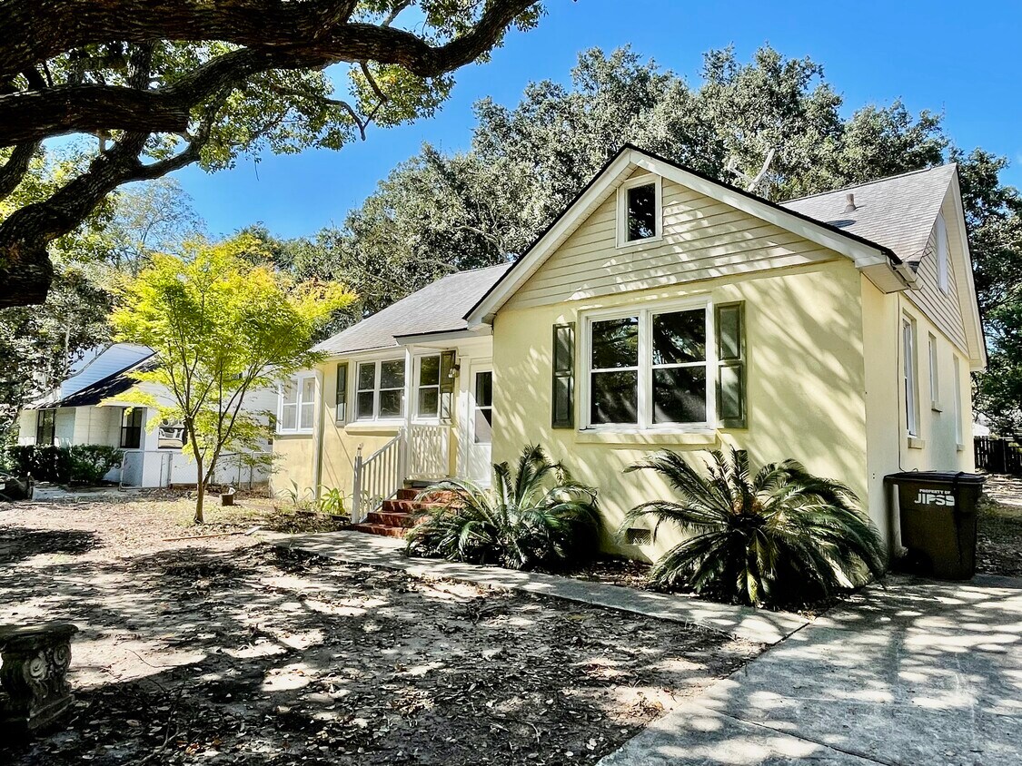 Primary Photo - 2152 Golfview Dr