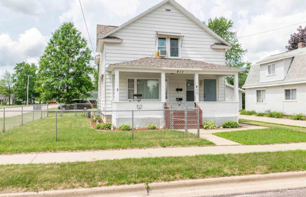 Comfortable 1 Bedroom 1 Bath Upper - 411 13th St N