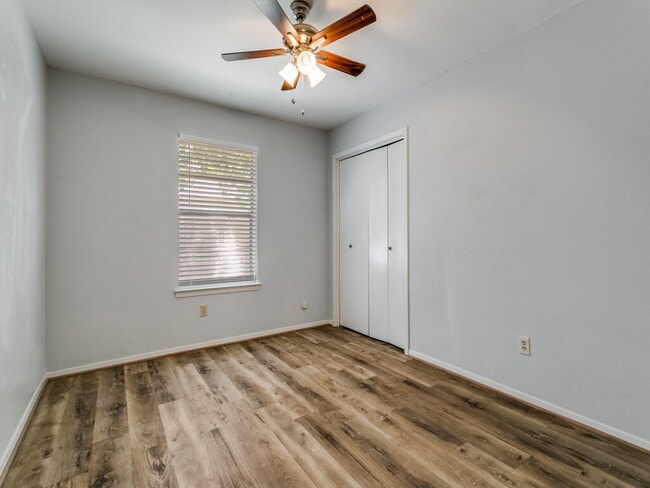 Foto del edificio - 980 Meadow Cir S