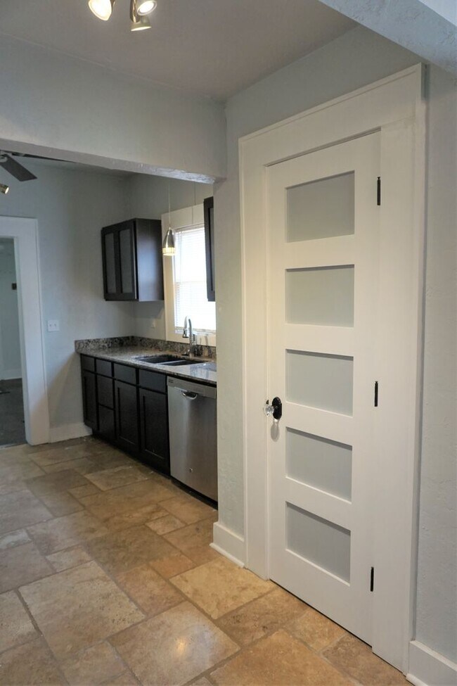 Foto del edificio - 2 BED 1 BATH DUPLEX MESTA PARK