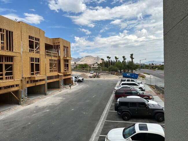 Foto del edificio - Experience Modern Elegance in this Summerlin Townhouse