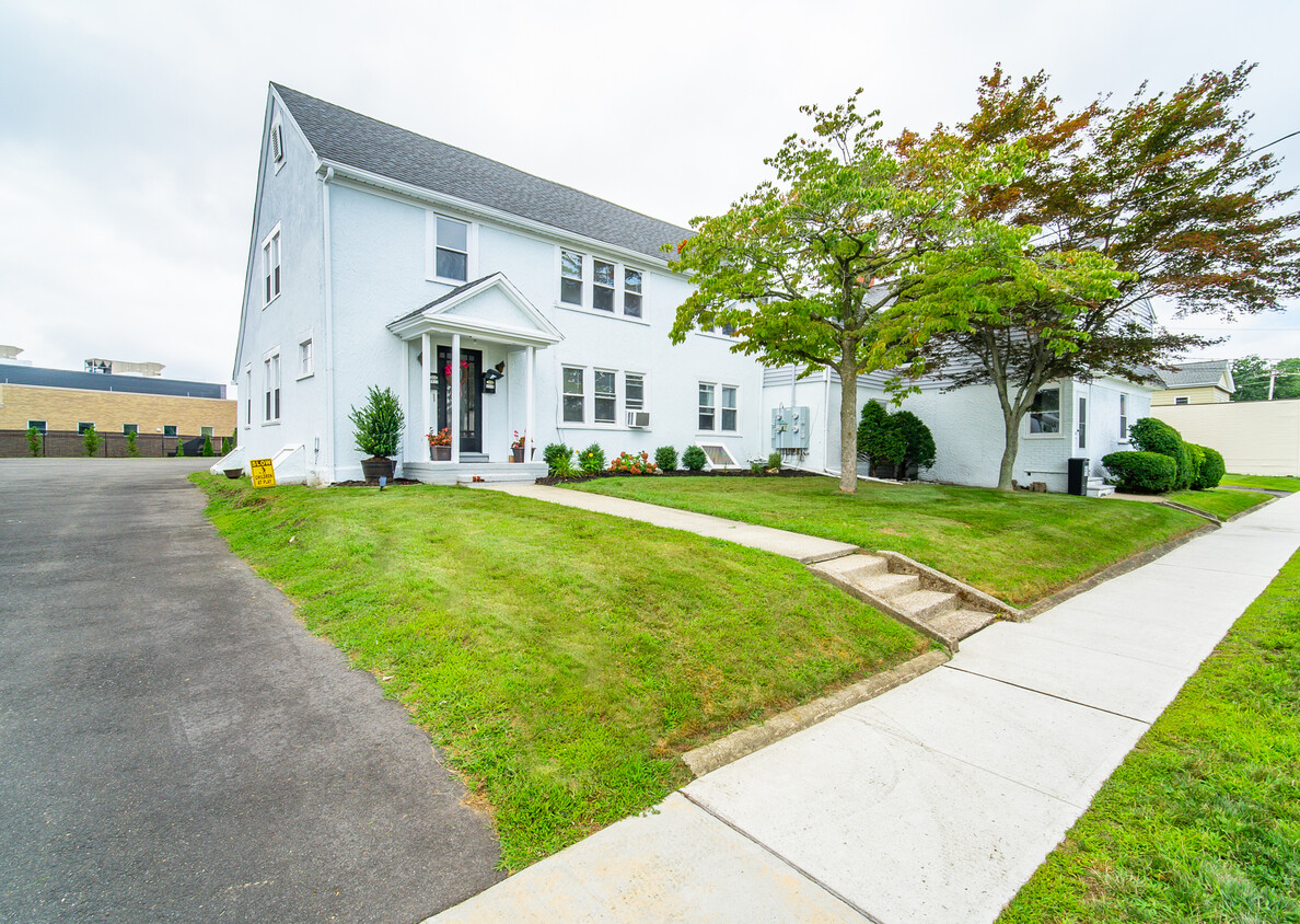 Primary Photo - 1111 Essex Place