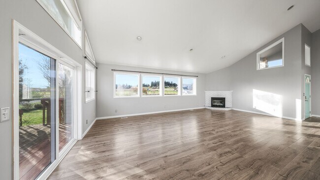 Foto del edificio - 2 Bed 2.5 Bath - Mowing Included - Pet Friendly - NAS Whidbey