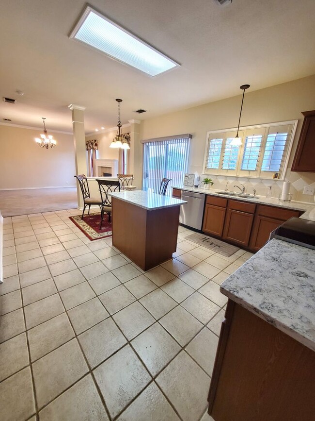 Building Photo - 2610 Montebello