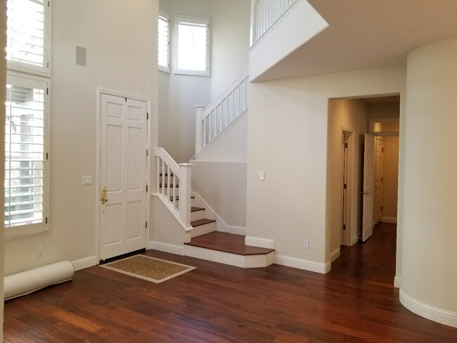 Building Photo - 3 BED 3.5 BATH HOME (PLUS LOFT) IN HIGHLY ...