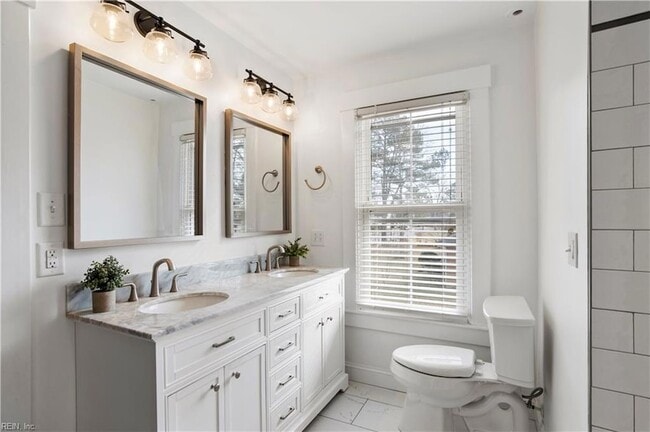 Building Photo - 227 James St