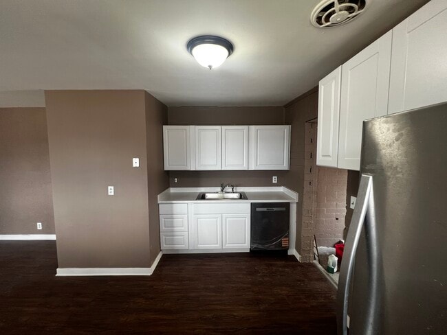 Building Photo - 739 E Carnation Dr