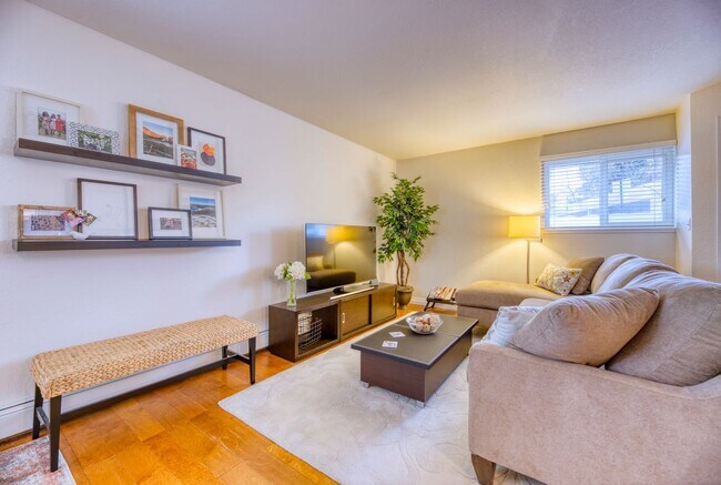 Foto del edificio - Updated 2B/2B Condo Available Now!! $300 m...