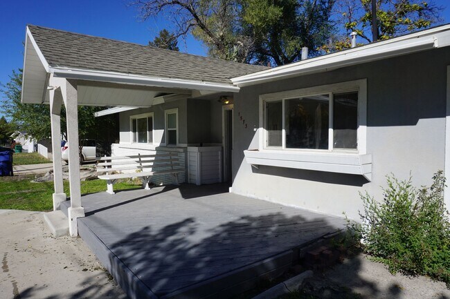 Building Photo - Holliday 4 Bedroom 2 1/2 Bath Pet Friendly...