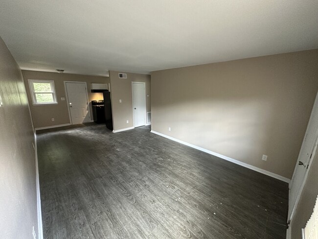 Building Photo - 1311 Royal Manor