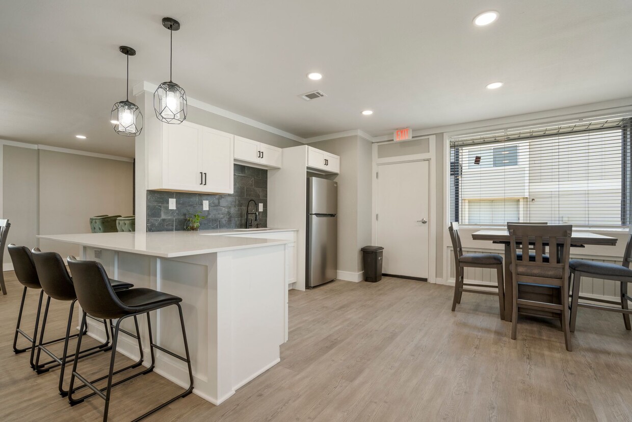 Foto principal - Townhomes @East 32nd - Save 1/2 off your 1...