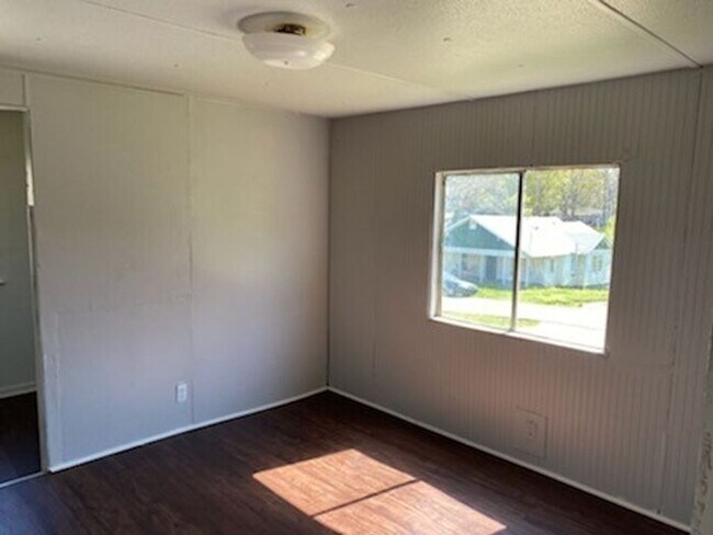 Building Photo - Completely remodeled and ready for move in!