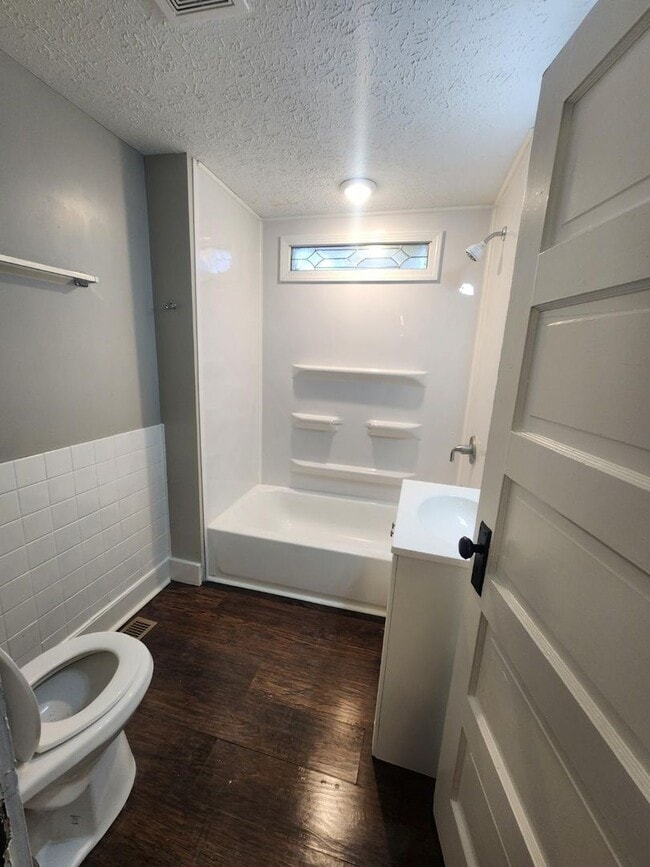 Building Photo - Spacious Three Bedroom Two Story Duplex lo...