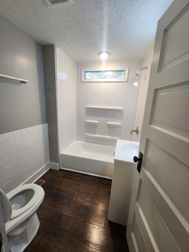 Foto del edificio - Spacious Three Bedroom Two Story Duplex lo...