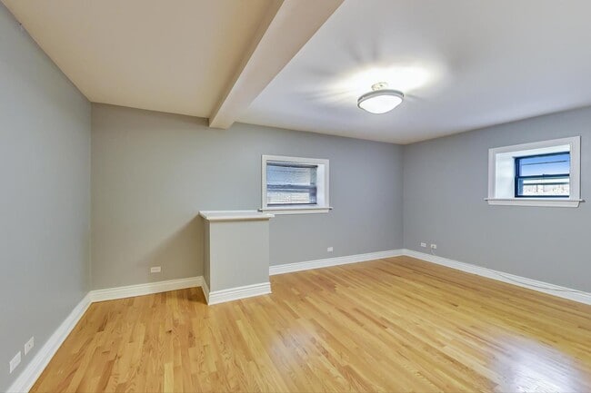 Building Photo - 902 W Dakin St