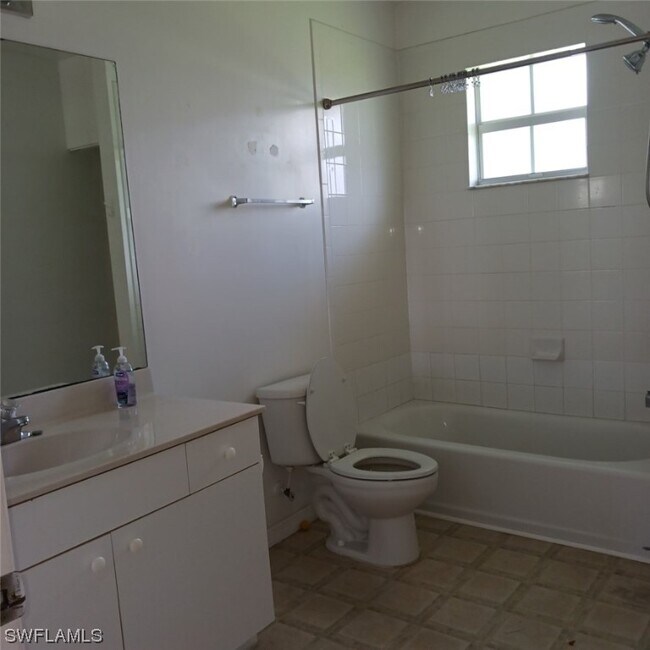 Building Photo - 1220 Cloplon St E