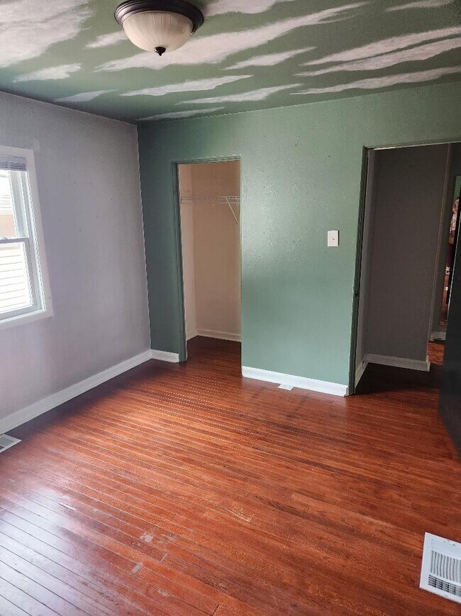 Building Photo - 1702 W White St