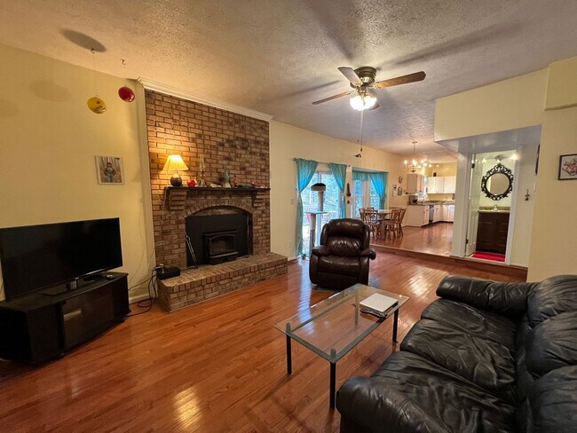 Foto del edificio - Spectacular 3 Bed 3.5 Bath Brick Home in Scenic Riverview Estates