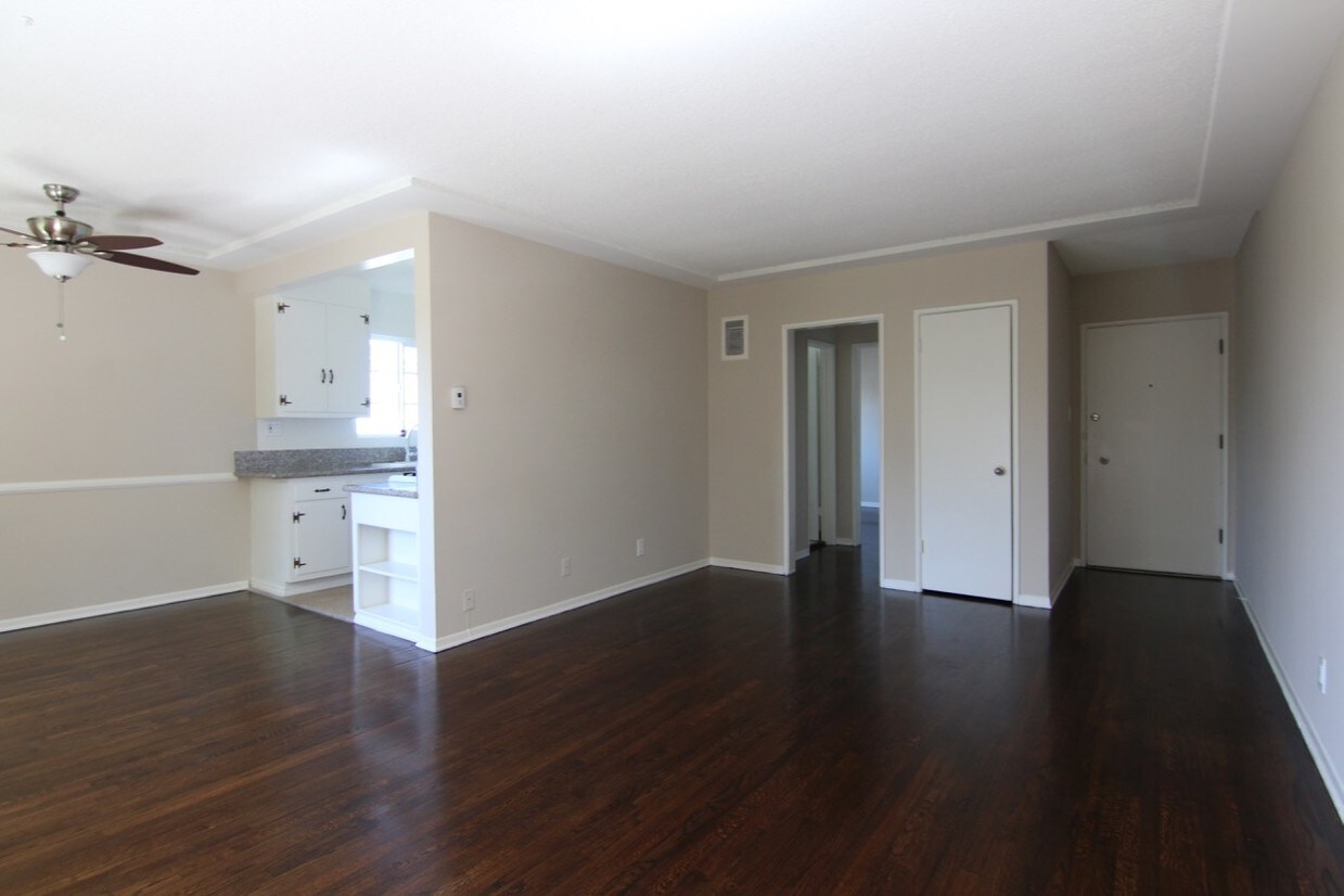 1049 N Genesee Ave, West Hollywood, CA 90046 Apartments in West