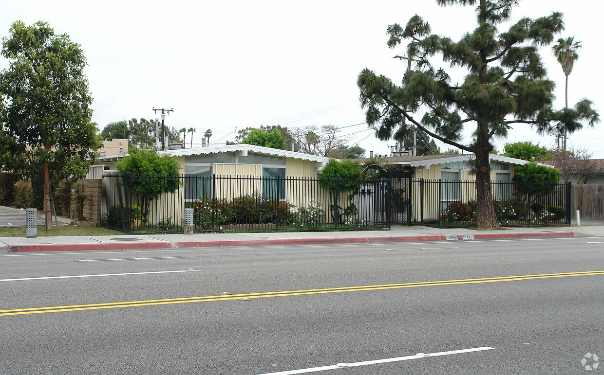 Foto del edificio - 1826-1828 Placentia Ave
