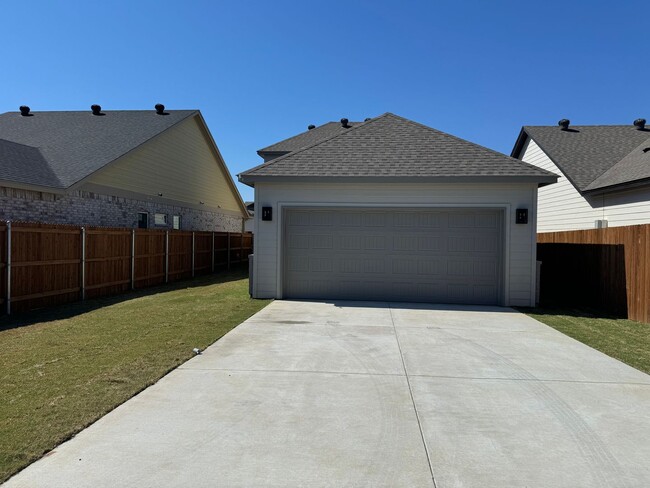 Building Photo - 3/2 - Godley ISD - HOME for the Holidays