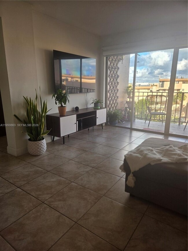 Building Photo - 8889 Fontainebleau Blvd