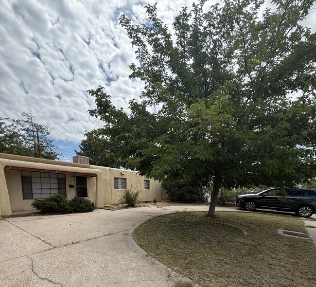 Building Photo - 1612 Hendola Dr NE