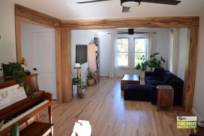Building Photo - Beautiful Property with 3/1.5 Home!