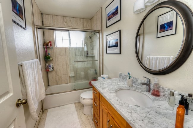 Interior Photo - 2320-2322 Francisco Blvd