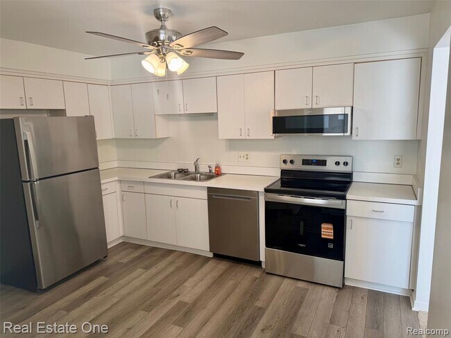 Foto del edificio - 6687 Maple Lakes Dr