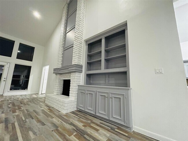 Foto del edificio - 2027 Woodland Dr