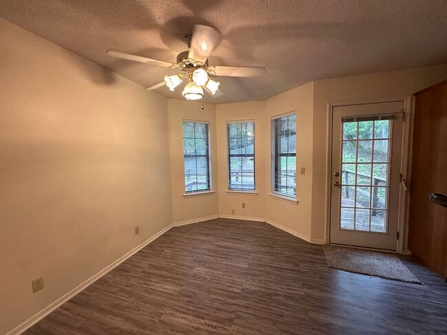 Building Photo - Welcome to this charming 3-bedroom, 2-bathroom home in Russellville, AR.