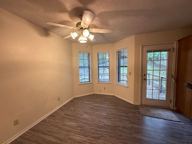 Foto del edificio - Welcome to this charming 3-bedroom, 2-bathroom home in Russellville, AR.