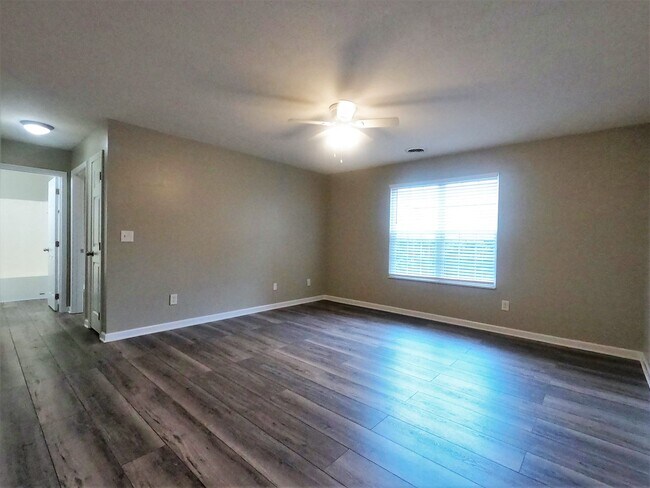 Foto del edificio - FOUNTAIN CITY: GROUND LEVEL 2 BEDROOM, 2 BATHROOM CONDO IN MAPLE CHASE